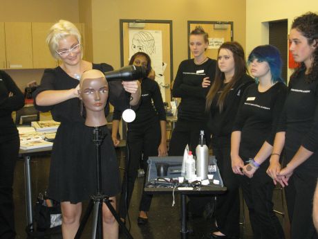 Sự thật khi học tại trung tâm dạy học cắt tóc mà bạn nên biết