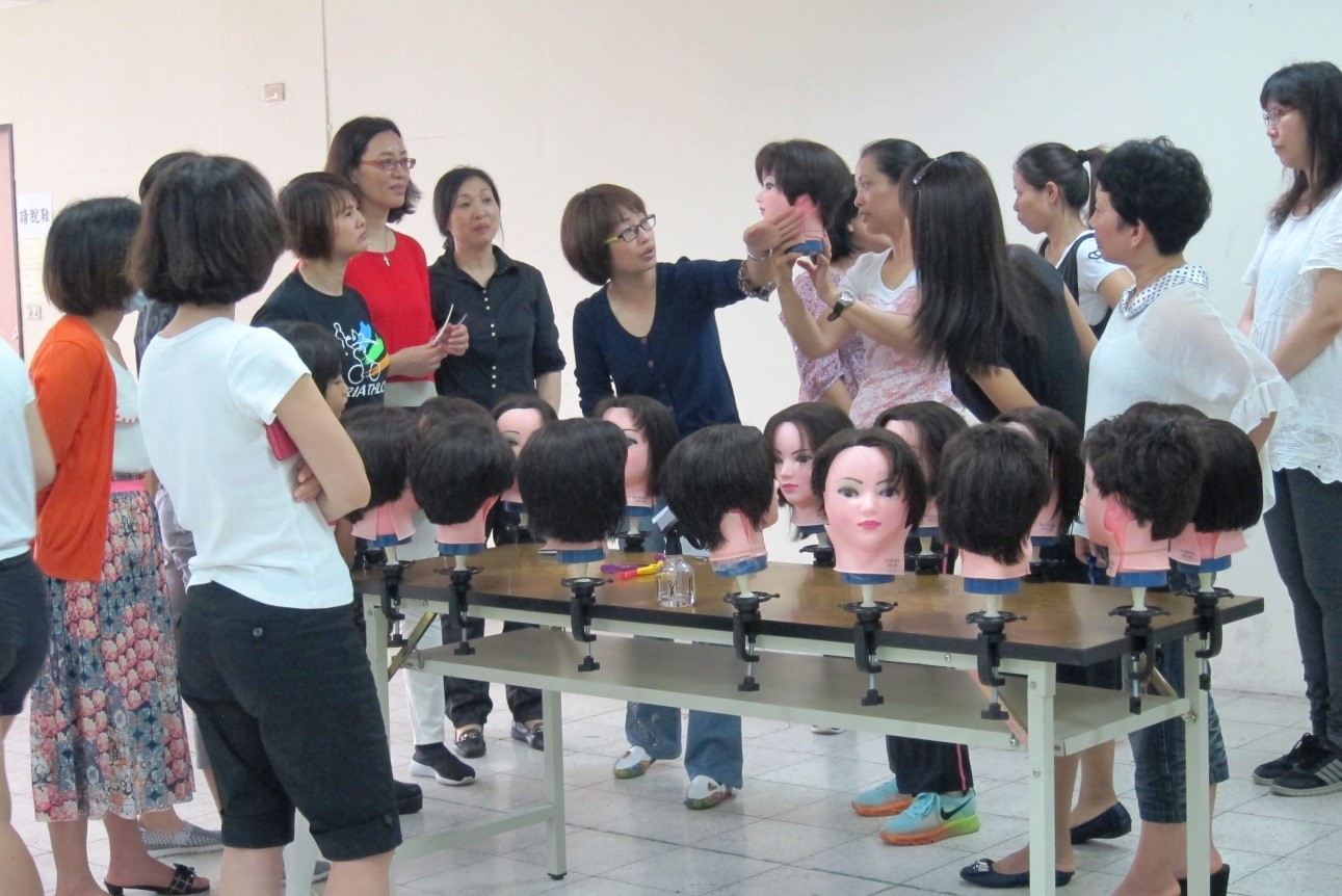 Tiến gần hơn với nghề cắt tóc chỉ với 4 bước