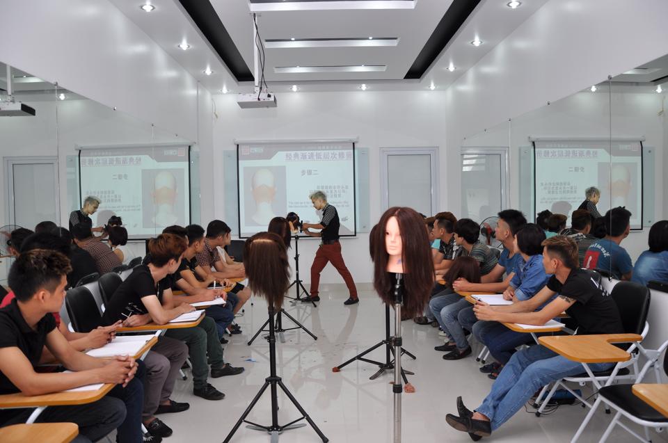 3 trở ngại “vùi lấp” khi theo đuổi học nghề cắt tóc